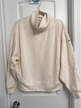 ALO Yoga woman’s Sweatshirt in Light Cream